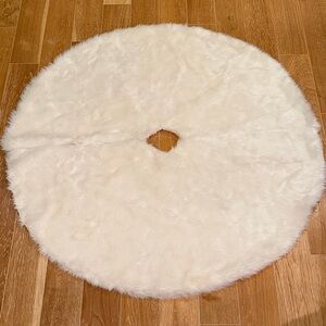 Luxurious Cream Faux Fur Tree Skirt 47 inches